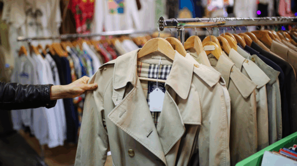 Wybór odzieży damskiej, męskiej i dodatków modowych na stoiskach handlowych w Hali Kupców Perła we Wrocławiu.