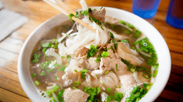 Kategoria Gastronomia w Hali Kupców Perła – autentyczna zupa Pho i dania kuchni azjatyckiej serwowane w tutejszych restauracjach.