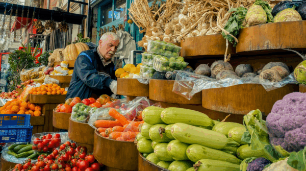 Świeże warzywa i owoce sezonowe prosto od rolnika na stoisku warzywnym w Hali Kupców Perła we Wrocławiu.